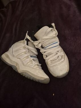 RARE JORDAN 11 WHITE/LEGEND BLUE kids Size 13c